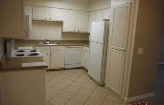 3 beds, 2 baths, $1,650, Unit 2104