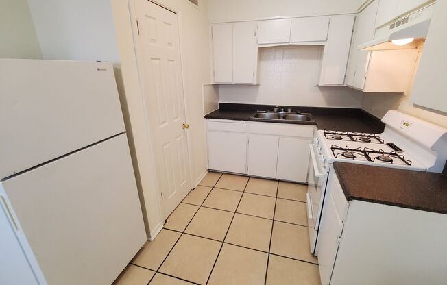 2 beds, 1 bath, 695 sqft, $695, Unit 24