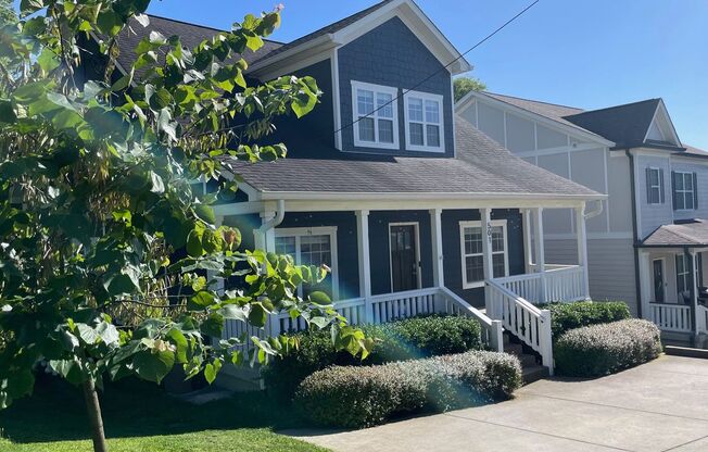 3 Bedroom/ 2.5 Bath Home in Woodbine with Beautiful Screened in Porch and Fenced Yard.