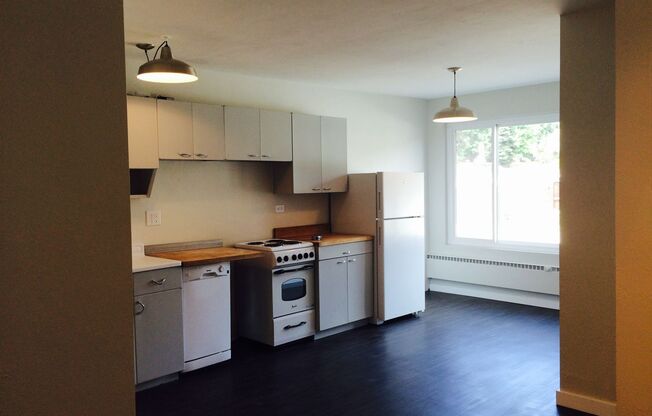 Bright, Sunlit Unit in the heart of Highlands