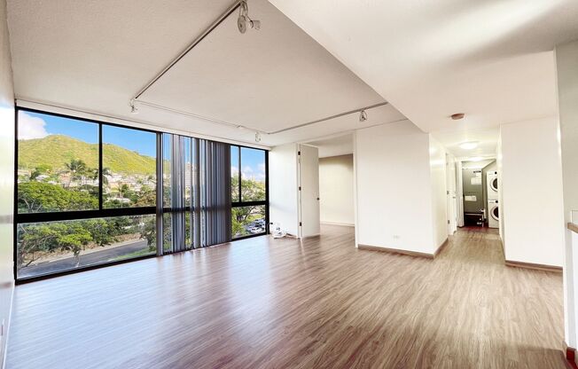 Downtown Living at Royal Queen Emma! 2 PARKING!!