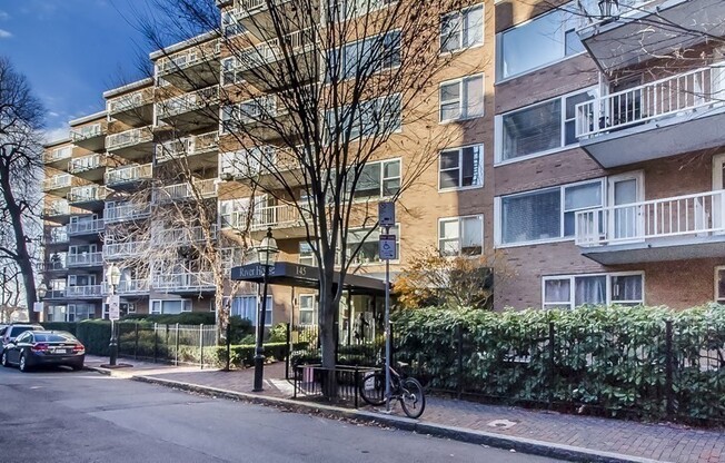 2 beds, 1 bath, 835 sqft, $4,100, Unit 135