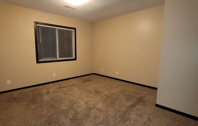 2 beds, 1 bath, $750, Unit 4