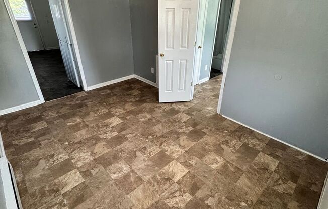 Cozy 3 bed 1.5 bath with Backyard
