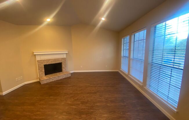 Awesome Condo in Plano! Available 6/6/22