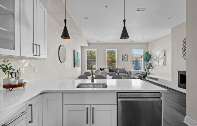 Beautiful 2 bed 2 bath plus den- Parking!!!  Pets Welcome!!!