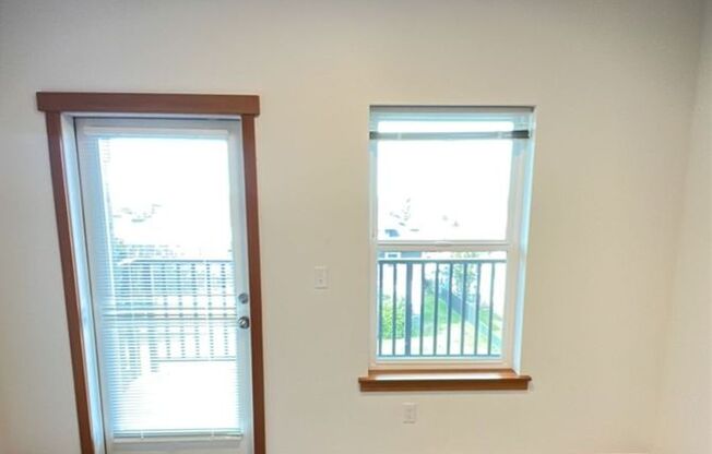 3 beds, 1 bath, $2,425, Unit 1210 #303