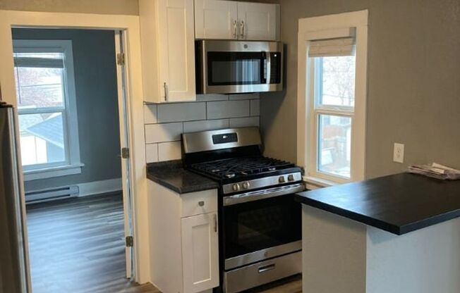 2 beds, 1 bath, 850 sqft, $1,375, Unit 1213 - 16