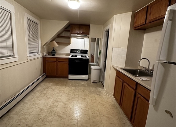 1 bed, 1 bath, 600 sqft, $1,800, Unit R