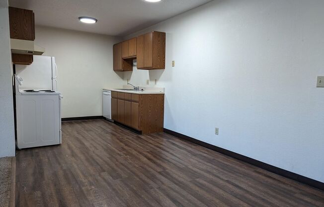 2 beds, 1 bath, 750 sqft, $975, Unit 18