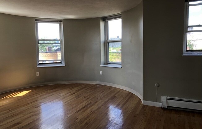 Studio, 1 bath, 400 sqft, $2,400, Unit 12