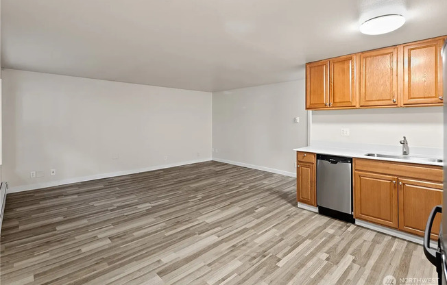 Twin Court - Ballard - Renovated Unit