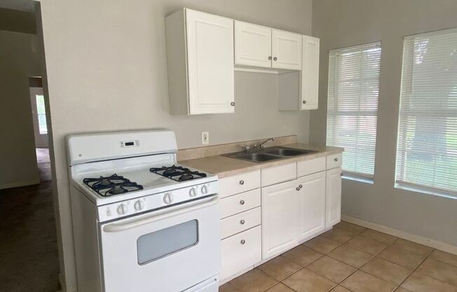 1 bed, 1 bath, 700 sqft, $725, Unit 1366 Mulberry