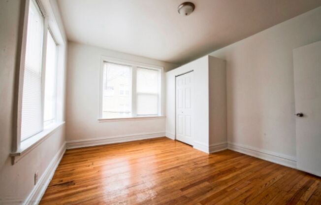 6933 S Indiana