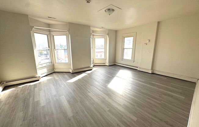 3 beds, 1 bath, $1,700, Unit 118 Apt 3