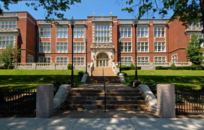Theresa Park Lofts - Historic School one Block from SLU Medical Campus