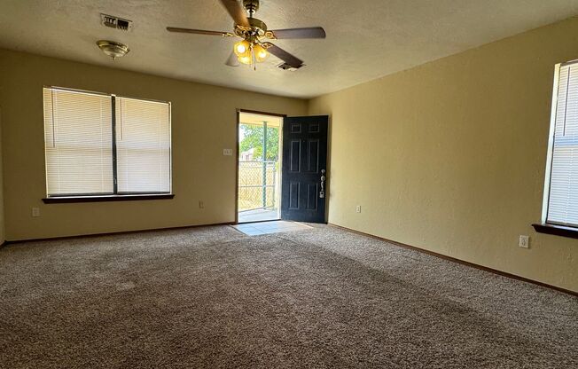 2 beds, 1 bath, $800, Unit 212 NW 14th B