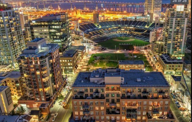 PARKLOFT!! Walk to Petco Park & all that East Village & Gaslamp have to offer!