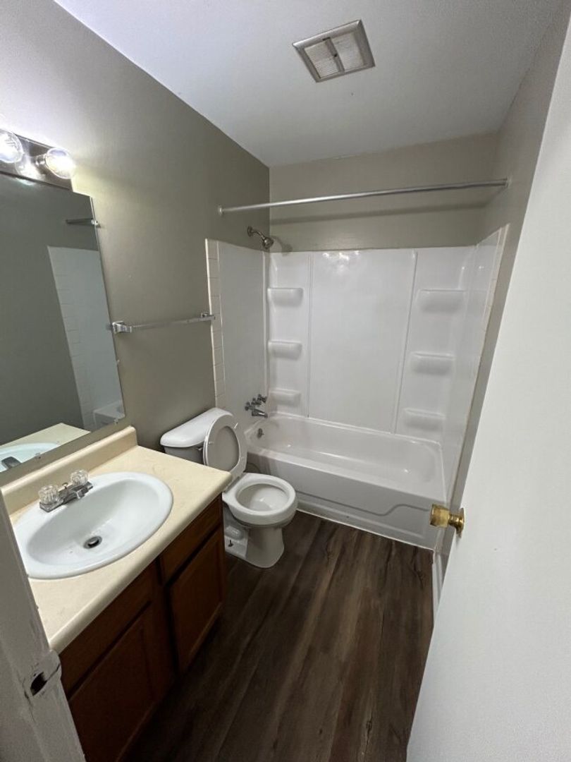 2 beds, 1 bath, $950, Unit 6