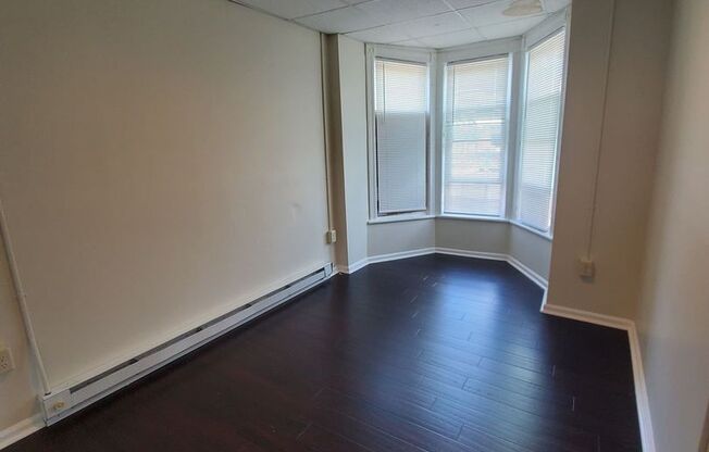 2 beds, 1 bath, $1,050, Unit 3