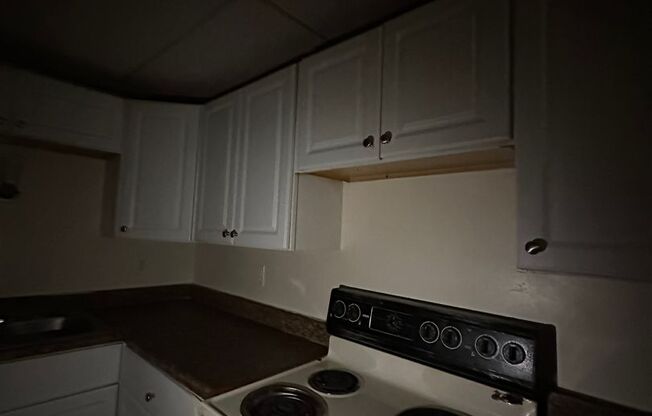 1 bed, 1 bath, $650, Unit B10