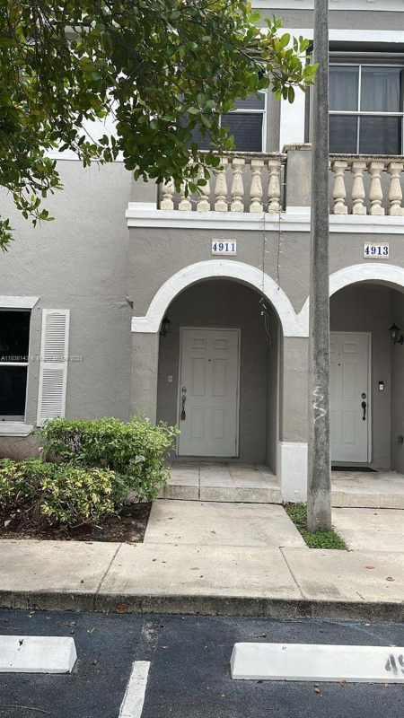 4911 SW 140th Ter