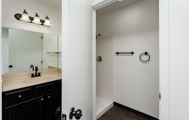 3 beds, 2 baths, 993 sqft, $1,228, Unit 1640-304