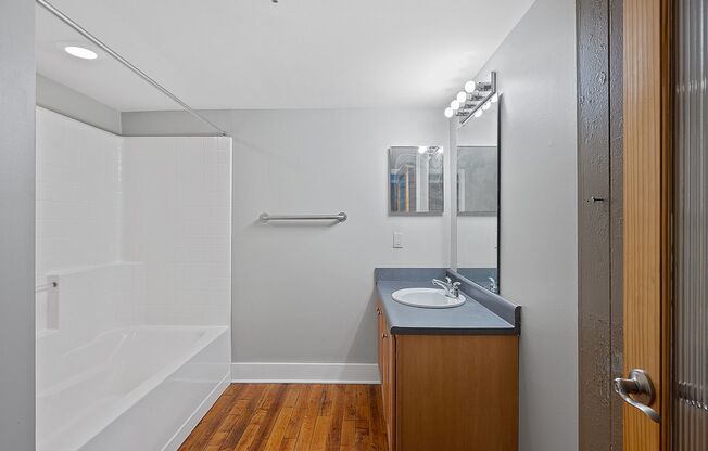 1 bed, 1 bath, 1,439 sqft, $1,653, Unit 3301-211