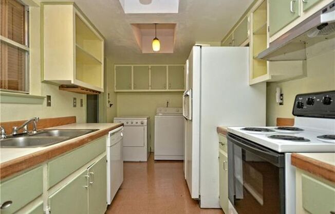 2 Bed/1.5 Bath w/ 2nd Living Room