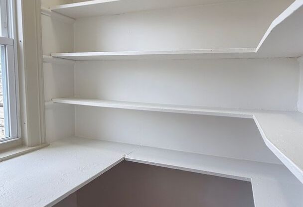 1 bed, 1 bath, 548 sqft, $1,300, Unit C4