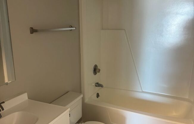 2 beds, 1 bath, $950, Unit 43