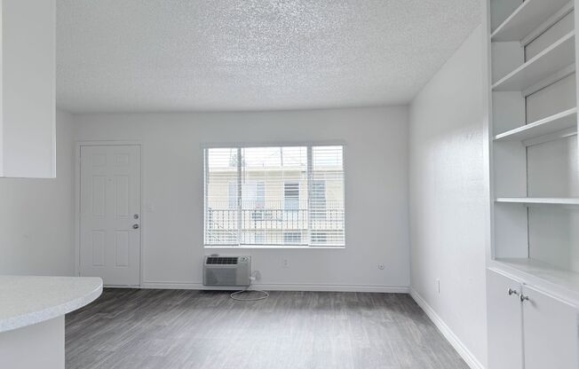 1 bed, 1 bath, 725 sqft, $1,745, Unit 28