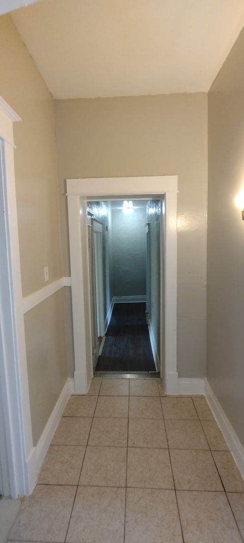 3 beds, 1 bath, $1,400, Unit 3