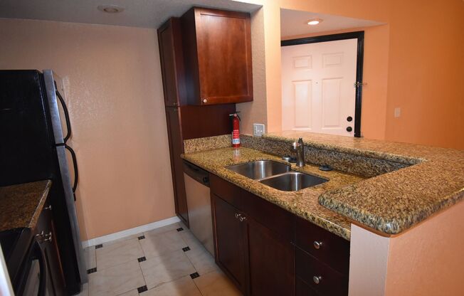 1/1 in near Mall at Mellinnia! AVAILABLE NOW!