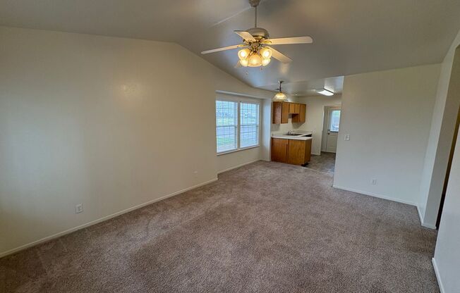 2 beds, 1 bath, $1,350, Unit A