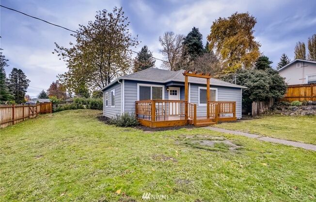 Charming 3 Bedroom Skyway House with Large Yard!!