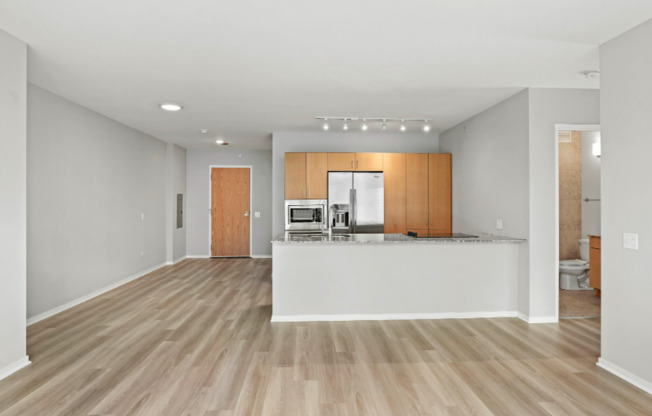 215 E ILLINOIS ST