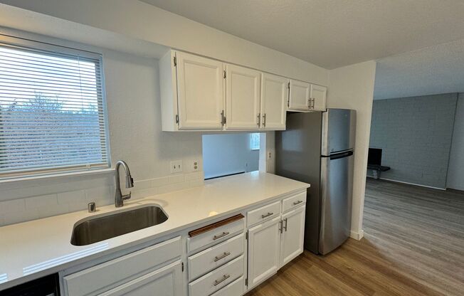 Stunning 2 Bed, 1 Bath w/ Laundry & AC in Lincoln Heights!