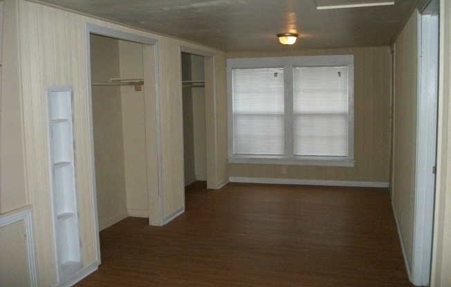 2 beds, 1 bath, $1,100