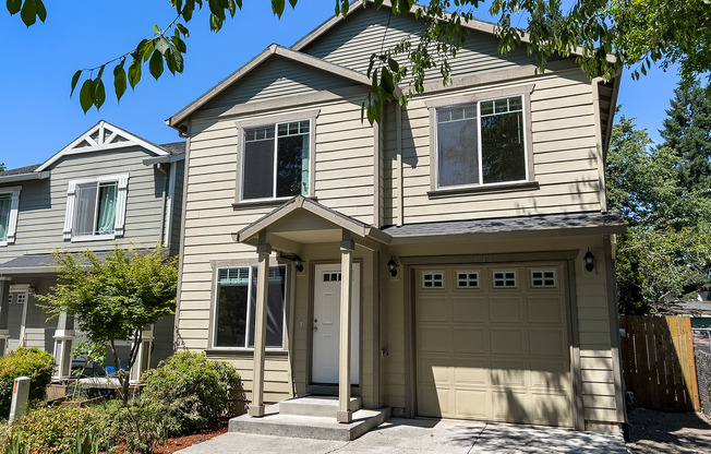 Fabulous 4 Bedroom 2.5 bath house on Private Street End Cul-De-Sac in the Powellhurst-Gilbert Neighborhood-SE Portland!