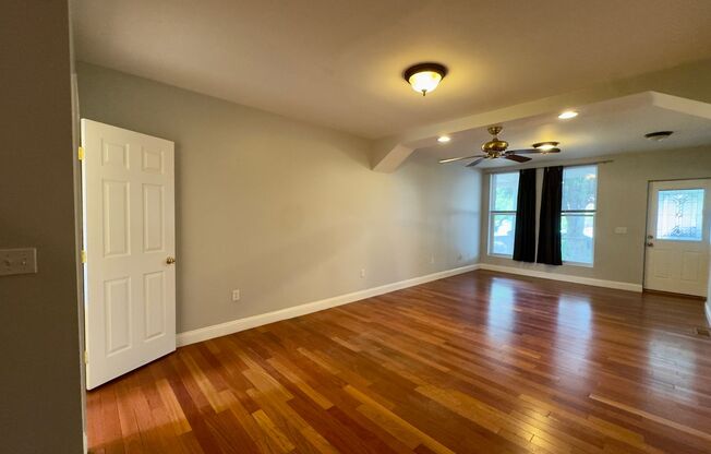 Charming 3 Bedroom/2.5 Bathroom Townhome in Hampden!