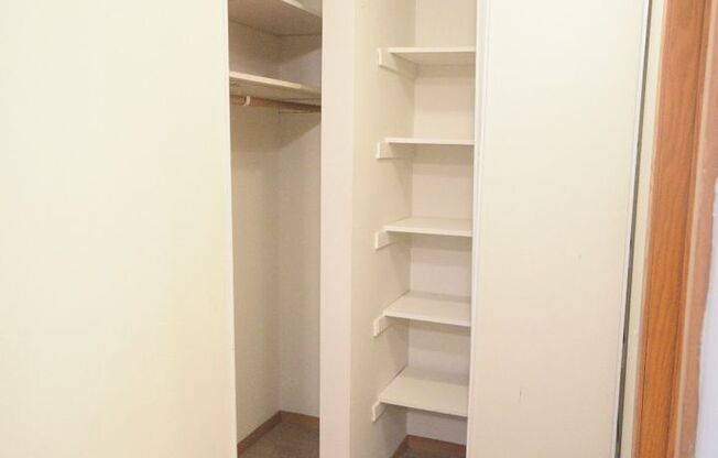 Studio, 1 bath, 400 sqft, $899, Unit 303