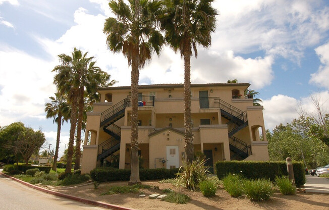 2 beds, 2 baths, 800 sqft, $2,677, Unit 10-104