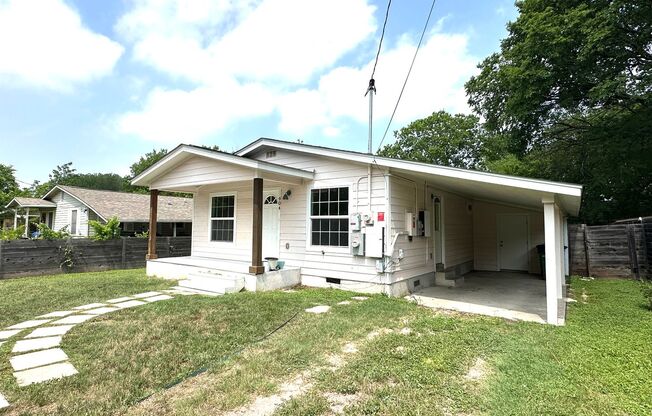 Single Story, Tesla Battery Powered Soler System, 3 Bedrooms 1 Bathroom Home for Rent in Central Austin!