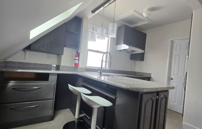 Upstairs 2bd/1ba Near Lake Merritt – $1,800