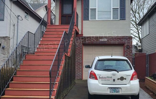 3bd 2 ba Townhouse w/Washer/Dryer in Unit, Yard and Garage!