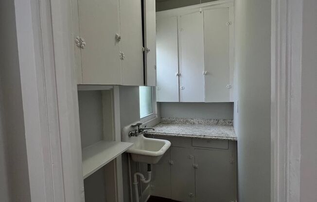 1 bed, 1 bath, 600 sqft, $975, Unit 32-04 Tracy