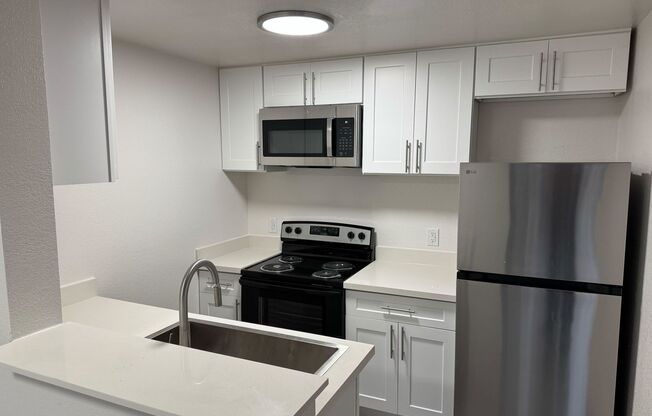 2 beds, 1 bath, 902 sqft, $2,185, Unit H304