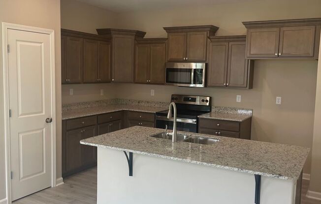 4 BR/3 BA in Central Park area of Southaven- Like new and AVAILABLE NOW!!!!!