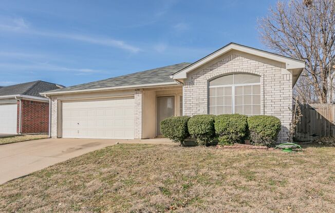Single story 3 bedroom 2 bath home in SW Fort Worth